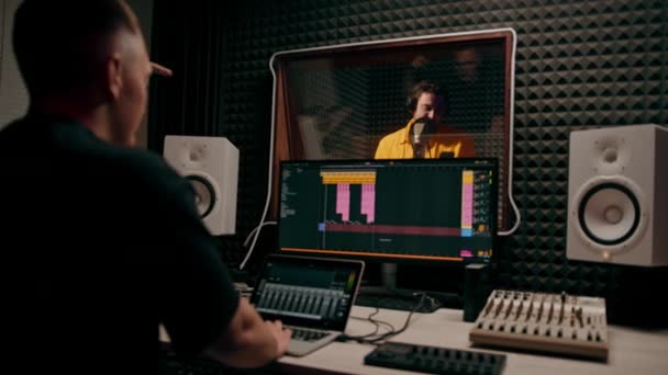 Jeune Rappeur Pop Enregistrant Émotionnellement Une Nouvelle Chanson Dans Studio — Video
