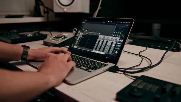 专业的录音室音响工程与手指调整音量水平混合控制台均衡器制作音乐 — 图库视频影像