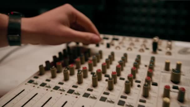 フィンガー付きプロのレコーディングスタジオサウンドエンジニアは 音楽を作る音量レベルの混合コンソールイコライザーを調整 — ストック動画