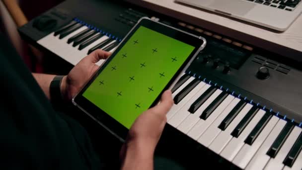 Επαγγελματίας Μηχανικός Ήχου Στούντιο Ηχογράφησης Κρατώντας Tablet Πράσινη Οθόνη Κοντά — Αρχείο Βίντεο