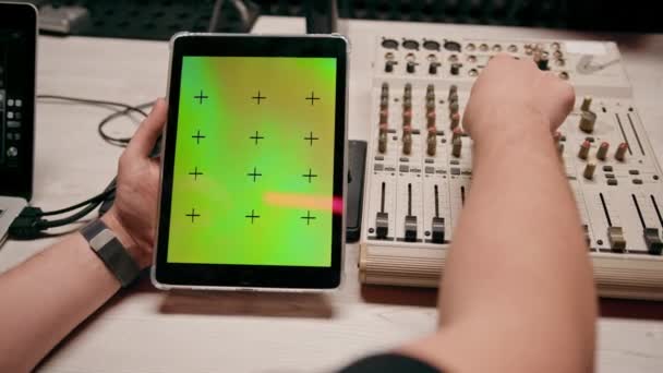 Estúdio Gravação Profissional Engenheiro Som Segurando Tablet Com Tela Verde — Vídeo de Stock