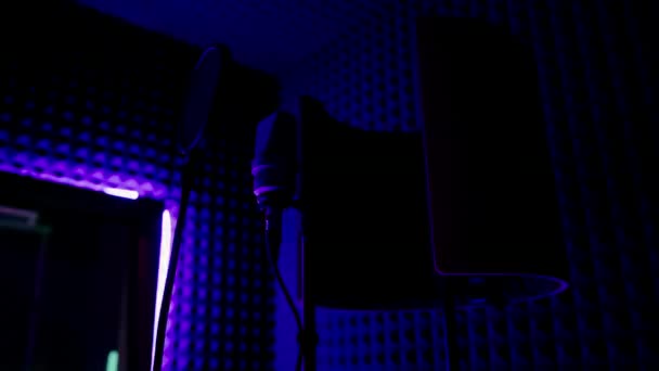 Professionelle Aufnahmegeräte Mikrofon Nahaufnahme Unterseite Neonlicht — Stockvideo