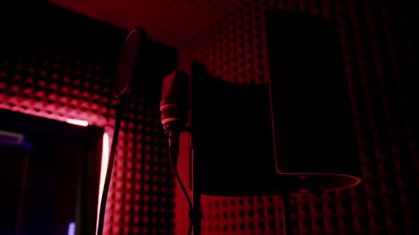 专业录音演播室歌曲录音设备话筒闭锁底景霓虹灯 — 图库视频影像