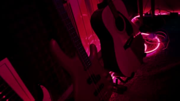 专业录音室歌曲录音设备乐器吉他手近景霓虹灯 — 图库视频影像