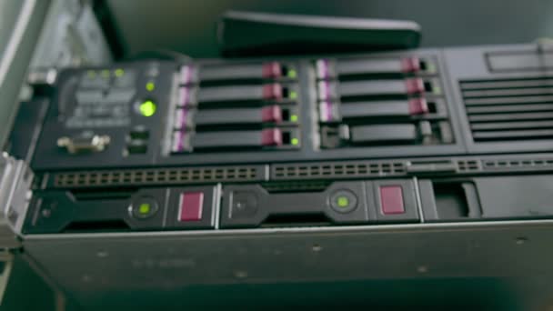 Ένας Εξυπηρετητής Υπολογιστών Τοποθετημένος Ένα Δωμάτιο Κέντρου Δεδομένων Μια Επιχείρηση — Αρχείο Βίντεο