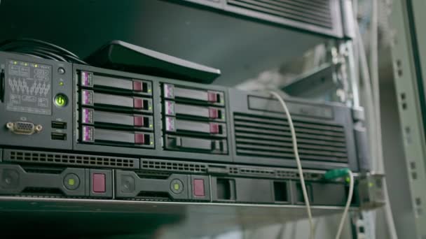 Ένας Εξυπηρετητής Υπολογιστών Τοποθετημένος Ένα Δωμάτιο Κέντρου Δεδομένων Μια Επιχείρηση — Αρχείο Βίντεο
