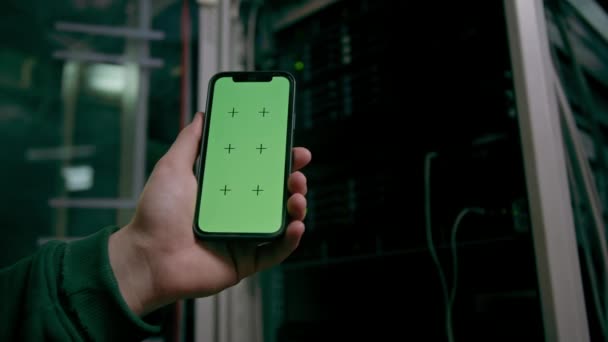 Центр Обробки Даних Хакер Або Інженер Тримає Телефон Зеленим Екраном — стокове відео