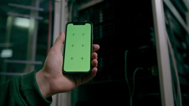 Центр Обробки Даних Хакер Або Інженер Тримає Телефон Зеленим Екраном — стокове відео