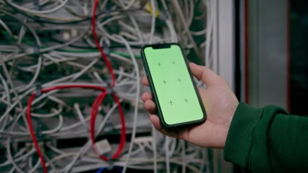 Datacenter Close Hacker Ingenieur Met Telefoon Met Groene Scherm Hand — Stockvideo