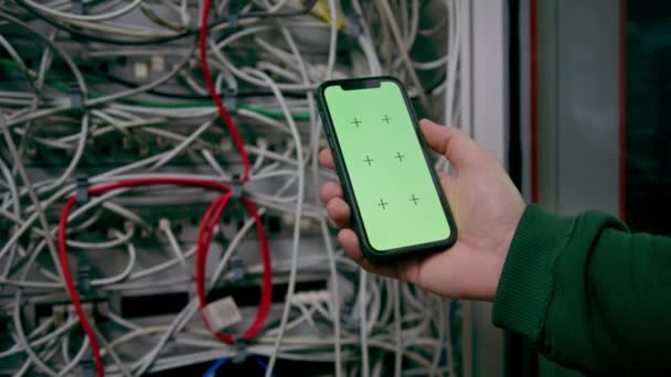 Data Center Close Hacker Μηχανικός Κρατώντας Τηλέφωνο Πράσινη Οθόνη Χέρι — Αρχείο Βίντεο