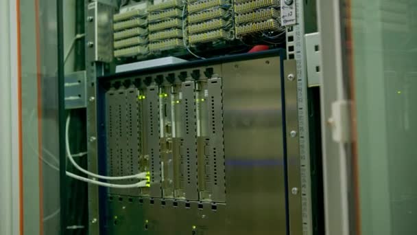 Serwer Komputerowy Montowany Stojaku Pokoju Centrum Danych Hotelu Lub Technologii — Wideo stockowe