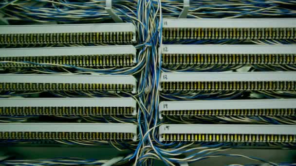 宾馆或科技企业数字通信互联网抽象数据概念数据中心房间中的机架计算机服务器 — 图库视频影像