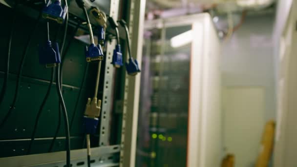 コンピュータおよび情報技術室の懸架ケーブルが付いているワイヤー ブロックのデータ処理センターの閉鎖 — ストック動画