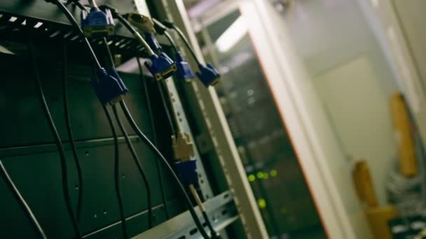 コンピュータおよび情報技術室の懸架ケーブルが付いているワイヤー ブロックのデータ処理センターの閉鎖 — ストック動画