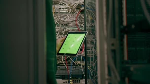 Datacenter Närbild Hacker Eller Ingenjör Som Håller Grön Skärm Tablett — Stockvideo