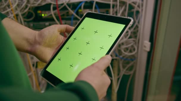 Datové Centrum Close Hacker Nebo Inženýr Držící Zelené Obrazovky Tablet — Stock video