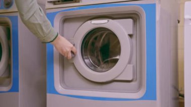 Endüstriyel çamaşır makinesi. Çamaşır yıkama. Çamaşır kurutma, temizlik ve konukseverlik.
