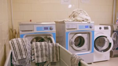 Endüstriyel çamaşır makinesi çamaşır yıkama makinesi temizlik ve konukseverlik konsepti yakın plan davul çevirme.