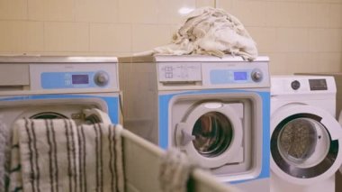 Endüstriyel çamaşır makinesi çamaşır yıkama makinesi temizlik ve konukseverlik konsepti yakın plan davul çevirme.