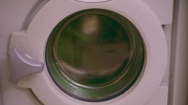 Endüstriyel çamaşır makinesi çamaşır yıkama makinesi temizlik ve konukseverlik konsepti yakın plan davul çevirme.