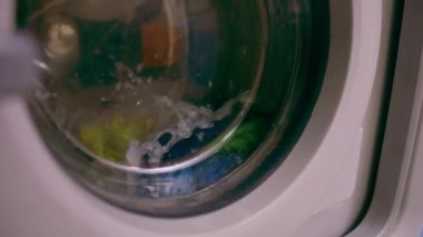 Endüstriyel çamaşır makinesi çamaşır yıkama makinesi temizlik ve konukseverlik konsepti yakın plan davul çevirme.