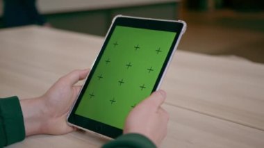 Otel resepsiyonundaki konuğumuz elinde yeşil ekranlı tabletle konukseverlik ve teknoloji konseptini bekliyor.