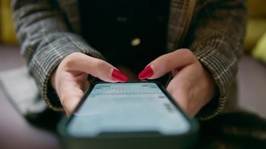 Akıllı telefonlu iş kadını elini kapalı tutarak iş meselesini seyahat ederken internet üzerinden yazışarak çözüyor