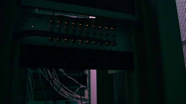 Bir Veri Merkezindeki Bir Sunucu Odasındaki Yama Kablolarının Bir Yığın — Stok video