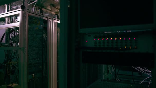 データセンタールームのサーバールーム内のネットワークパッチケーブルのパイルのクローズアップ データ伝送光ファイバー情報技術 — ストック動画