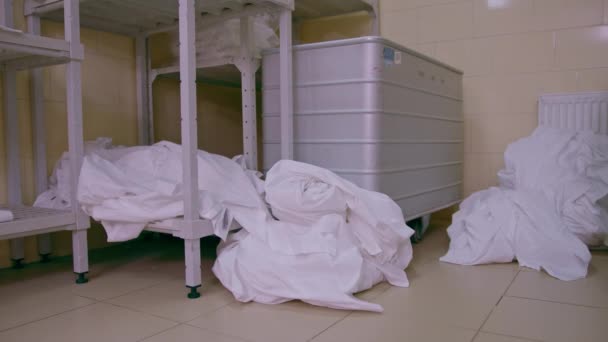 Βιομηχανικό Πλυντήριο Ένα Ξενοδοχείο Βρώμικο Κρεβάτι Λινά Βρίσκεται Στο Πάτωμα — Αρχείο Βίντεο