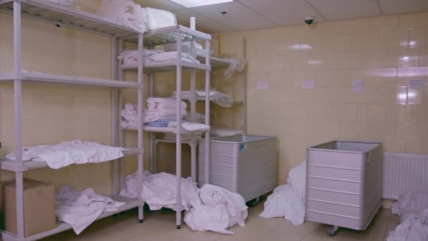 Industrielle Wäsche Einem Hotel Schmutzige Bettwäsche Liegt Auf Dem Boden — Stockvideo