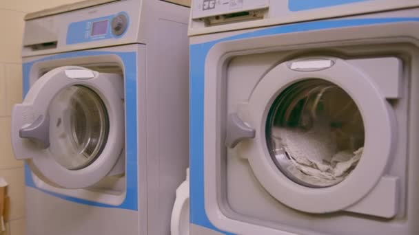 産業洗濯機ホテルランドリーサービス ドライヤーコンセプト 清潔さとホスピタリティ — ストック動画