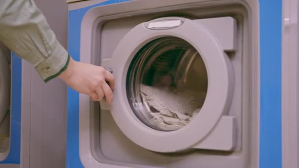 工业洗衣机酒店洗衣服务干衣机清洁好客概念家政工人从机器上取下干净的亚麻布 — 图库视频影像