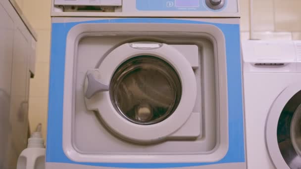 工业洗衣机酒店洗衣店洗衣店洗衣店干洗机的概念清洁卫生和招待洗衣店旋转滚筒闭合 — 图库视频影像