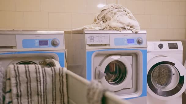 산업용 세탁기 서비스 클로즈업에 청결과 회전의 드라이어 — 비디오