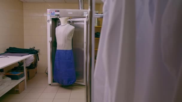 産業用ホテルの洗濯コンセプトのクリーンさとホスピタリティハウスキーピングのためのアイロン掛けマネキン — ストック動画