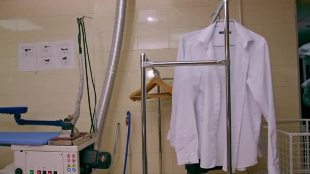 Oteldeki Endüstriyel Çamaşırhaneler Çamaşır Iplerine Tutunduktan Sonra Temizlenmiş Işçi Konukseverlik — Stok video