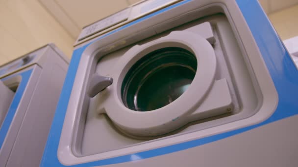 Máquina Lavar Roupa Industrial Serviços Lavandaria Hotel Roupa Secador Conceito — Vídeo de Stock