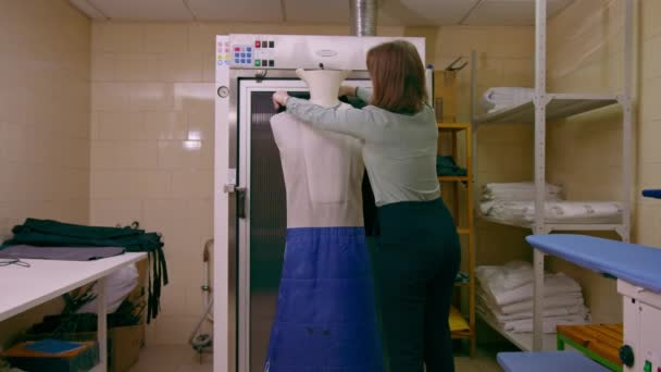 Працівник Домашнього Господарства Відкриває Куртку Манекен Прасування Одягу Пральні Промислового — стокове відео