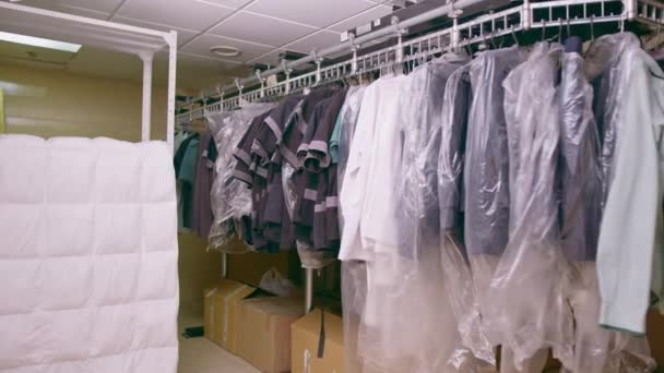 ホテルの産業洗濯 従業員とゲストの清潔なシャツは コンベヤーのコンセプトの清潔さとホスピタリティにスクロールした後ソート — ストック動画
