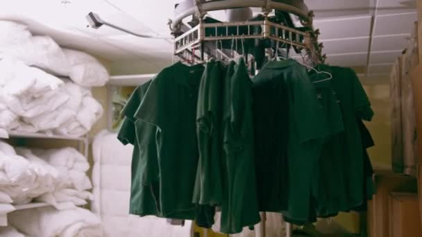 Lavandaria Industrial Hotel Camisas Limpas Funcionários Convidados Classificados Após Lavagem — Vídeo de Stock