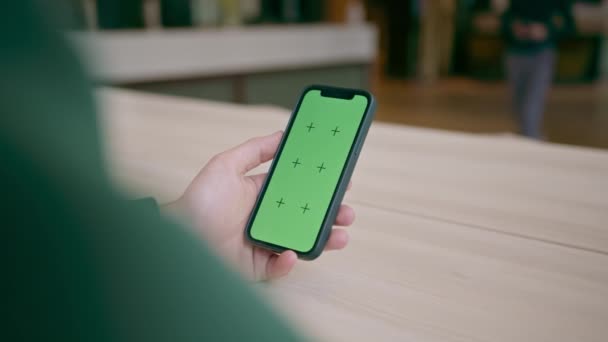 Гість Рецепції Готелю Тримає Телефон Зеленим Екраном Руках Чекає Реєстрації — стокове відео
