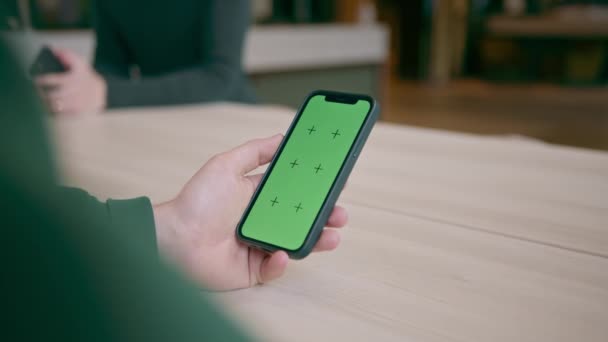 Otel Resepsiyonundaki Konuk Elinde Yeşil Ekranlı Telefonla Konukseverlik Teknoloji Konseptini — Stok video