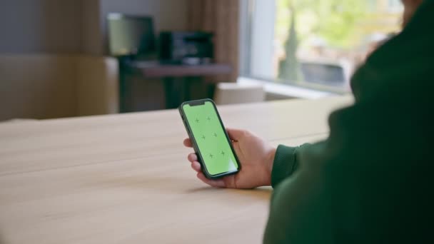 Otel Resepsiyonundaki Konuk Elinde Yeşil Ekranlı Telefonla Konukseverlik Teknoloji Konseptini — Stok video