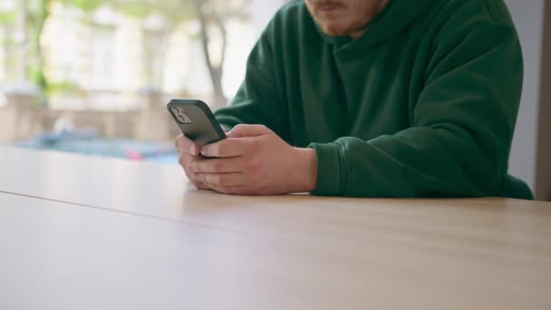 Hóspede Recepção Hotel Está Segurando Telefone Suas Mãos Enviando Mensagens — Vídeo de Stock