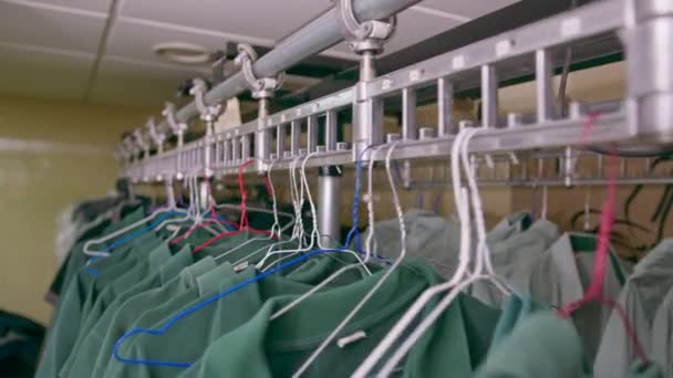 Oteldeki Endüstriyel Çamaşırhane Temizliği Temizlik Konukseverlik Konseptine Asılmış Çamaşır Yıkama — Stok video
