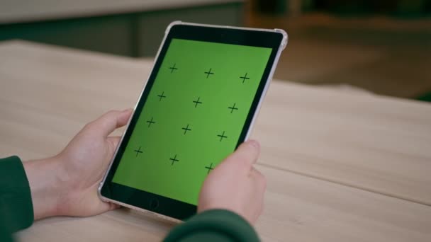 Otel Resepsiyonundaki Konuğumuz Elinde Yeşil Ekranlı Tabletle Konukseverlik Teknoloji Konseptini — Stok video