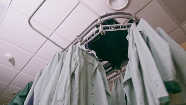 Oteldeki Endüstriyel Çamaşırhane Temizliği Temizlik Konukseverlik Konseptine Asılmış Çamaşır Yıkama — Stok video