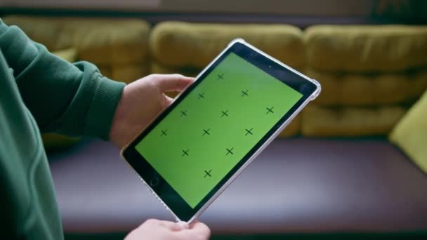 Gość Recepcji Hotelu Trzymając Tablet Zielonym Ekranem Rękach Czeka Check — Wideo stockowe