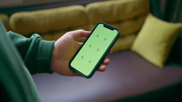 Gości Recepcji Hotelowej Trzymając Telefon Zielonym Ekranem Rękach Czeka Check — Wideo stockowe